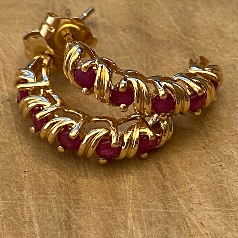 Stunning 14KT gold & ruby J hoop earrings - like new! Over 2.4 g